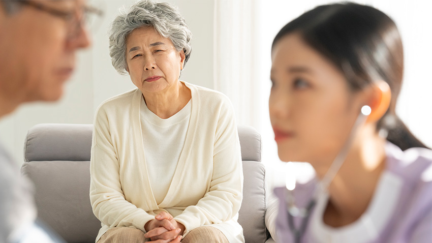 90歲老先生因為癌症腫瘤愈來愈大痛到哭，該不該告知病情？