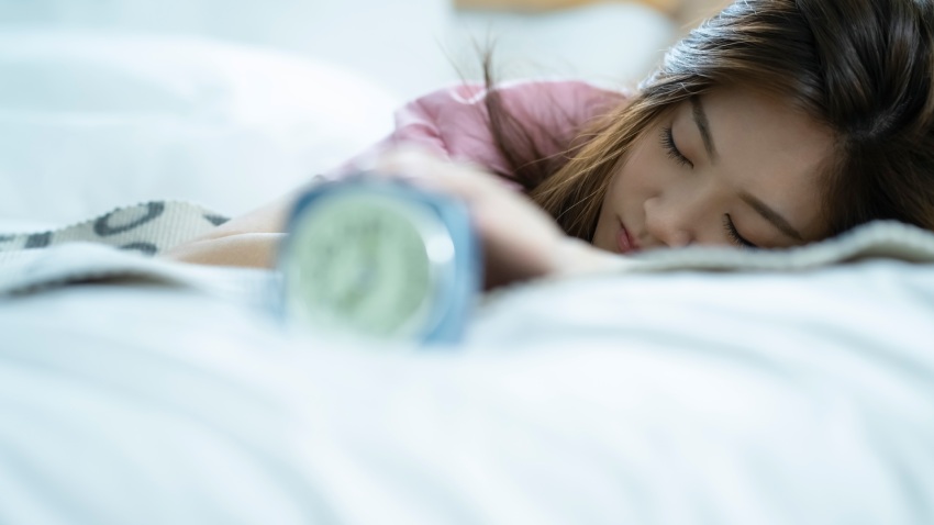 10 年研究發現：睡眠不足 提高罹癌風險近 5 成！睡前按這些穴位有助安眠