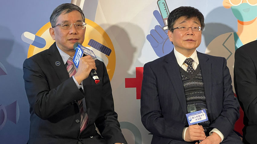 中華民國癌症醫學會楊志新理事長（圖左）和疾病管制署周志浩署長