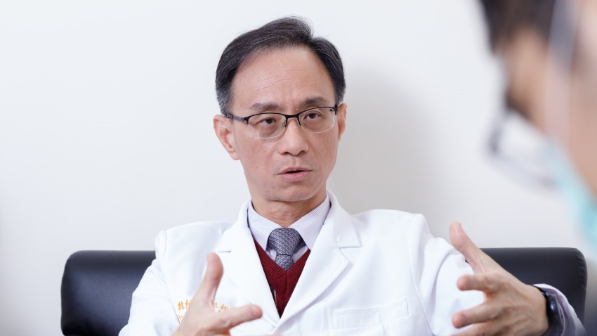 25 年、3 千台刀的救命之手！腸癌腹腔鏡權威魏柏立 分享防大腸癌保命守則