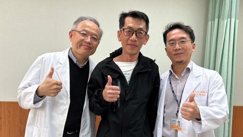 林口長庚醫療團隊葉俊男主任(左)、黃文冠醫師(右)與病人(中)合影。