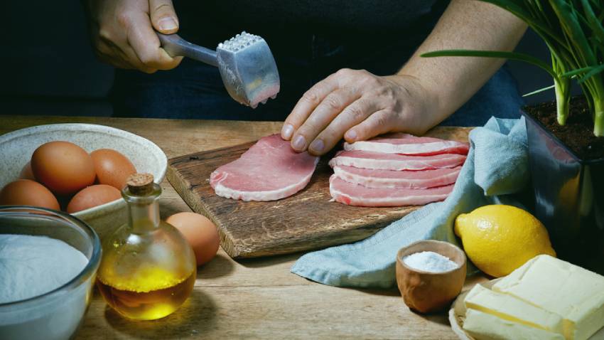 讓肉軟化免拍打！簡單鹽水浸漬法，鎖住營養與鮮味，比例與浸泡時間一次看