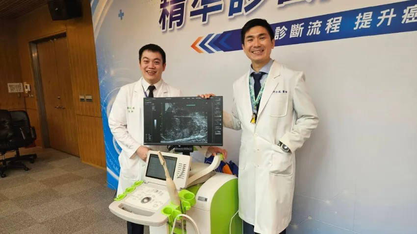 台大醫院導入高解析度顯微超音波，左為董牧喬醫師，右為邱士庭醫師。